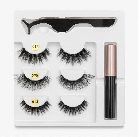 A Pair Of False Eyelashes With Magnets In Fashion - iztia