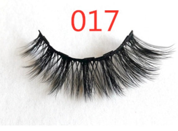 A Pair Of False Eyelashes With Magnets In Fashion - iztia