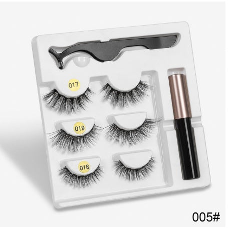 A Pair Of False Eyelashes With Magnets In Fashion - iztia