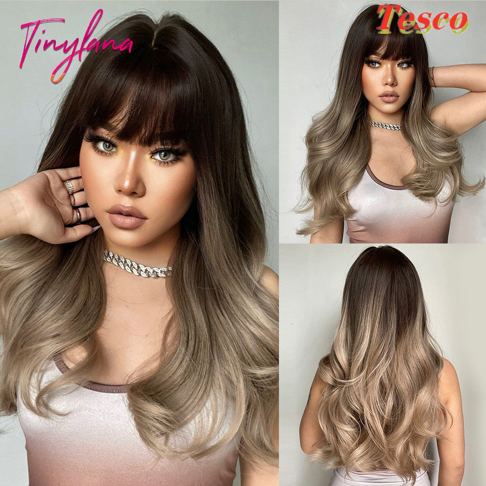 Women Wear Wavy Wigs - iztia