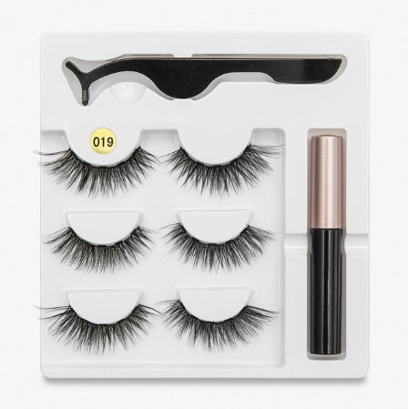 A Pair Of False Eyelashes With Magnets In Fashion - iztia