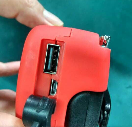 Solar hand crank USB charging radio flashlight - iztia