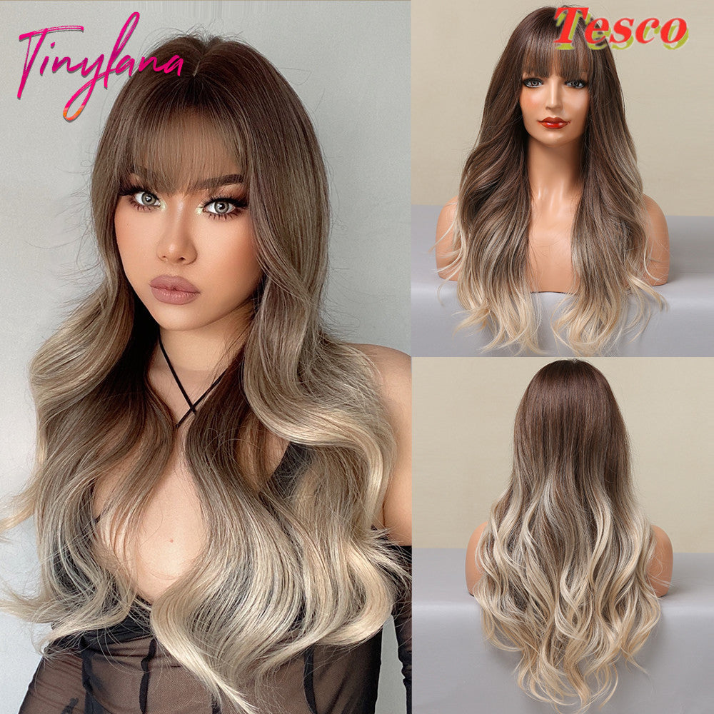 Women Wear Wavy Wigs - iztia